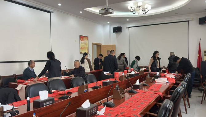 市人大常委会机关组织开展迎春送福写对联活动