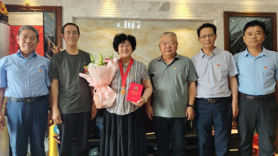 市人大常委会老干部党支部开展颁发纪念章暨忆初心·送温暖主题党日活动